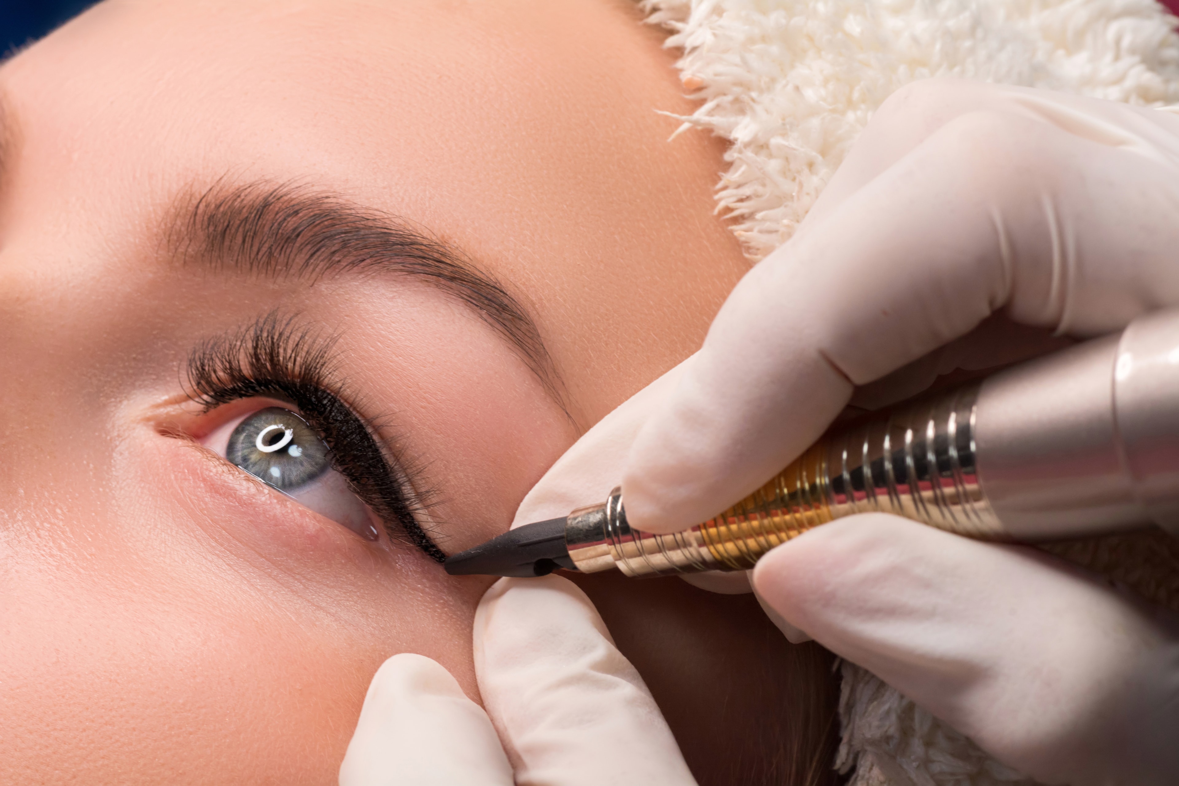 Permanent eyeliner procedure
